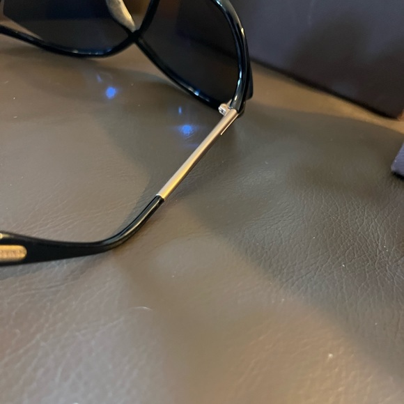 Tom Ford sunglasses in like new condition. - Picture 2 of 8